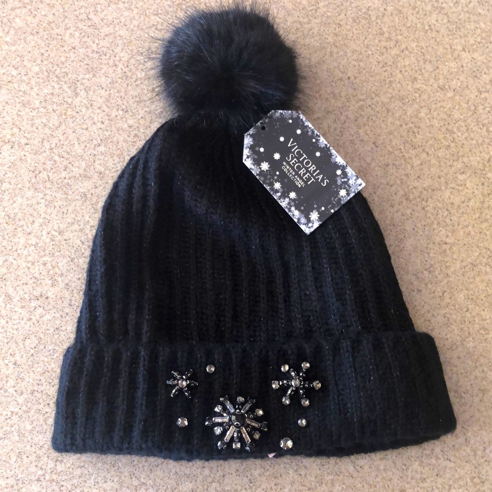 NWT Victoria’s Secret Pom Pom hat